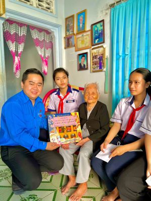 Chi đoàn – Liên đội Trường THCS Mỹ Phước thăm và chúc Tết mẹ Việt Nam anh hùng nhân dịp Tết Nguyên đán Quý Mão năm 2023