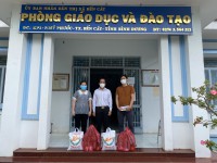 Ông Nguyễn Phú Hải - Trưởng Phòng GDĐT (giữa) - Cô Bùi Thị Ánh Nguyệt (trái) - Thầy Nguyễn Minh Giang (phải)