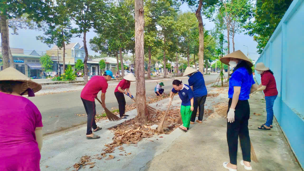 CB, GV, NV Nhà trường hưởng ứng ngày Thứ Bảy văn minh