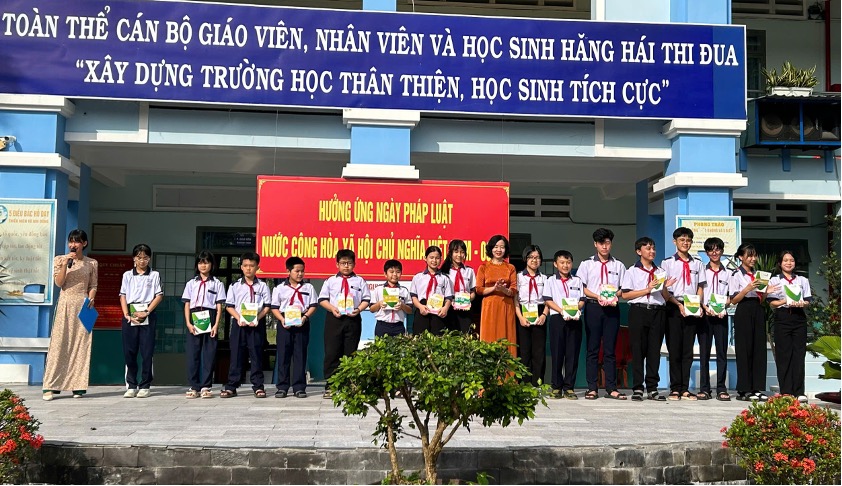 TUYÊN TRUYỀN ATGT HƯỞNG ỨNG NGÀY PHÁP LUẬT NƯỚC CHXHCN VIỆT NAM