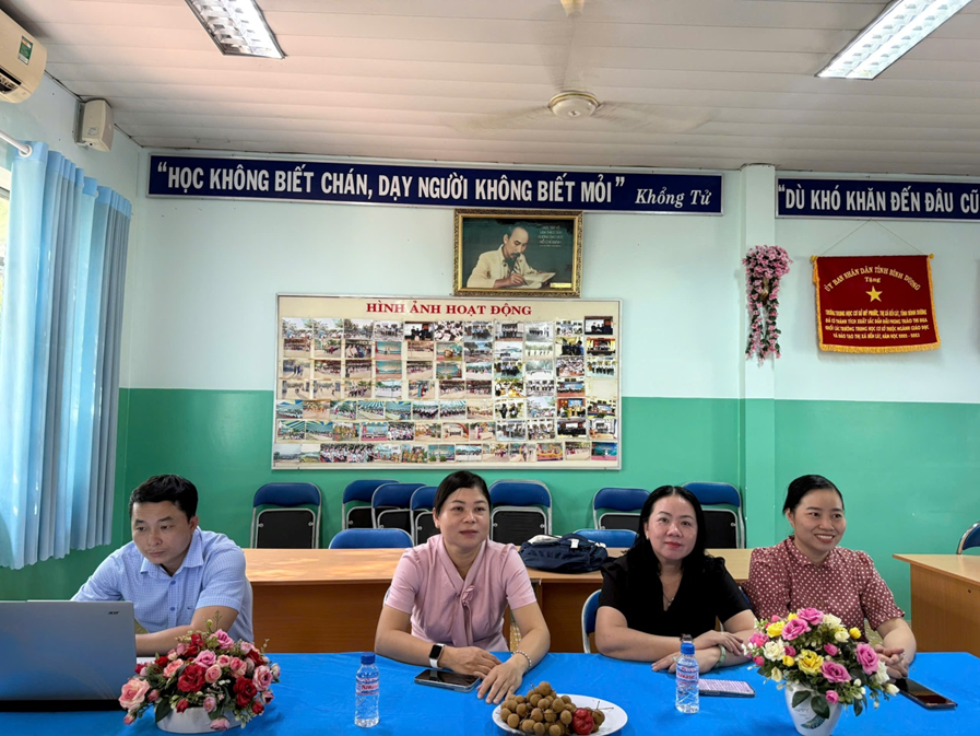 Thầy cô trong tổ chuyên môn tham dự chuyên đề
